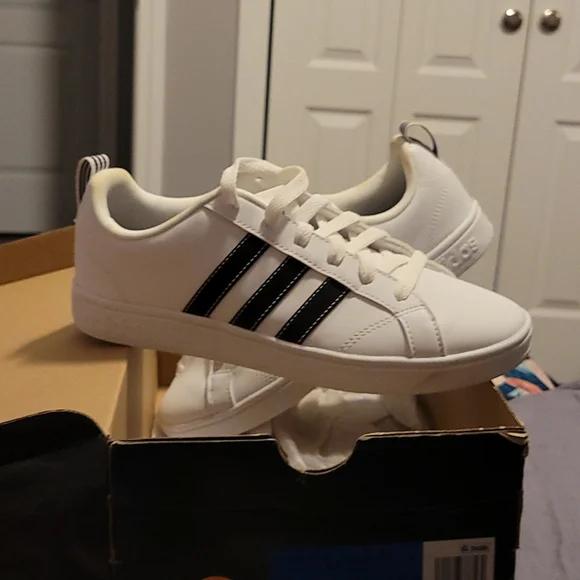 ADIDAS WHITE WOMEN SIZE 6 USED IN GREAT SHAPE